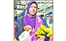 শোকার্ত বিক্ষোভকারীদের জন্য কলা-রুটি হাতে শাহবাগে রাশিদা