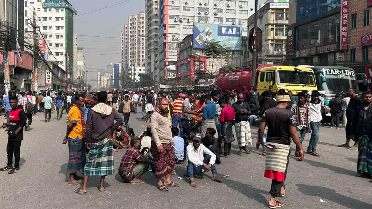 বাড্ডায় ব্যাটারিচালিত রিকশাচালকদের সড়ক অবরোধ