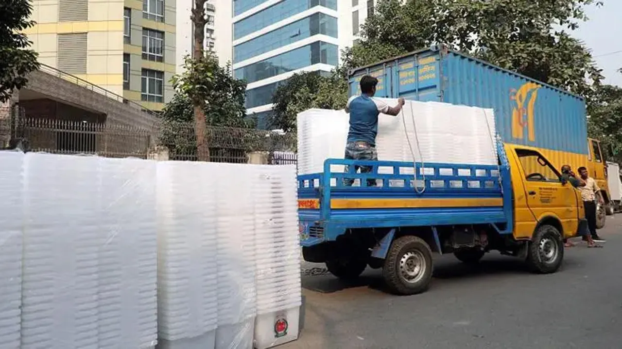 কেন্দ্রে পৌঁছাতে শুরু করেছে ব্যালট