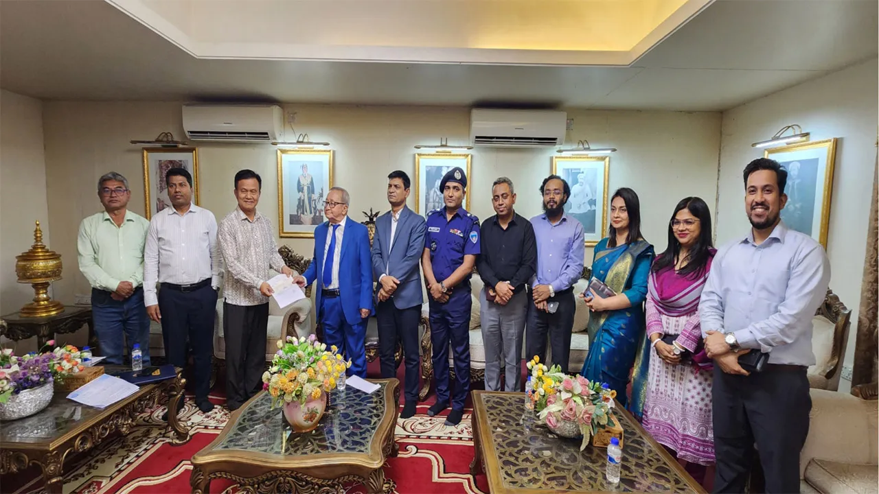 বান্দরবানে বোমাং রাজার সাথে সাক্ষাৎ করলেন নবাগত জেলা প্রশাসক