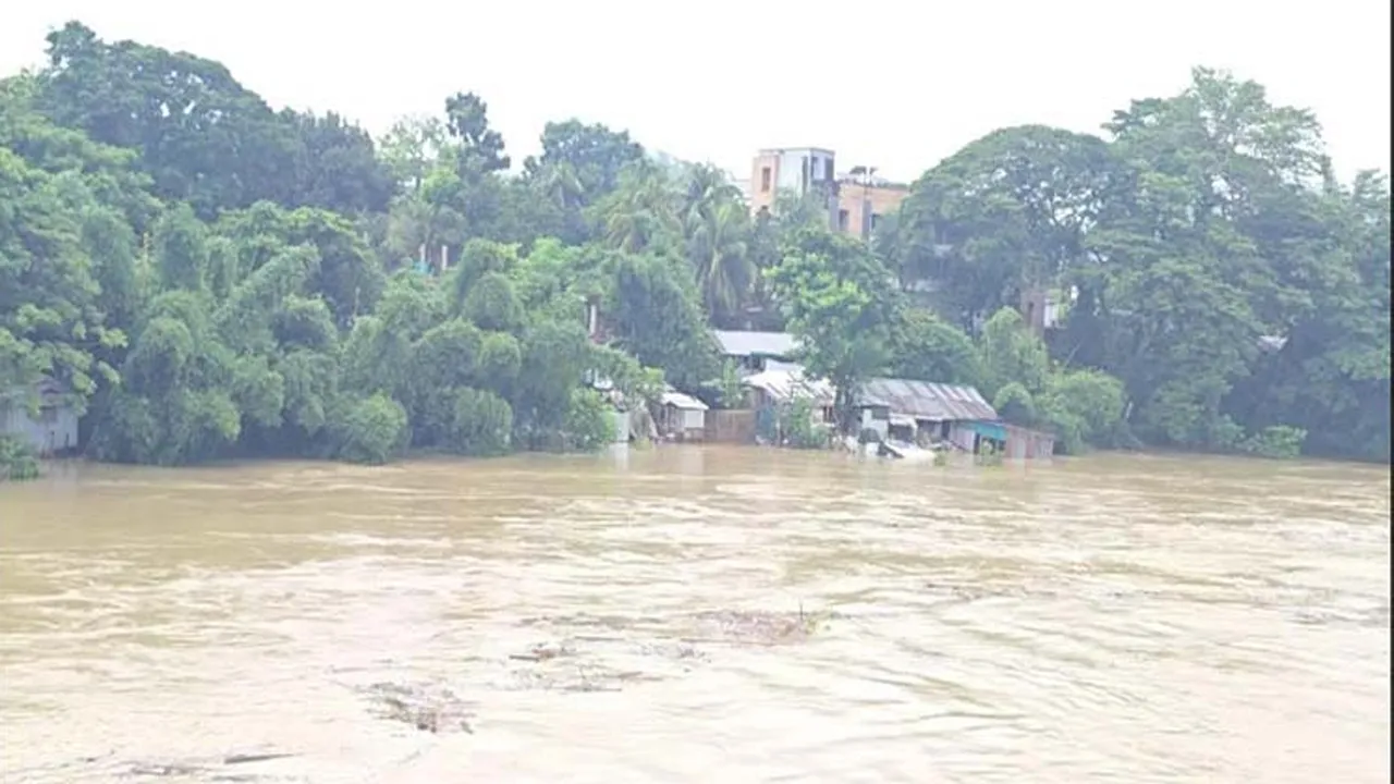 ভারী বর্ষণে বান্দরবানের নিম্নাঞ্চল প্লাবিত, আশ্রয়কেন্দ্রে ছুটছে বাসিন্দারা