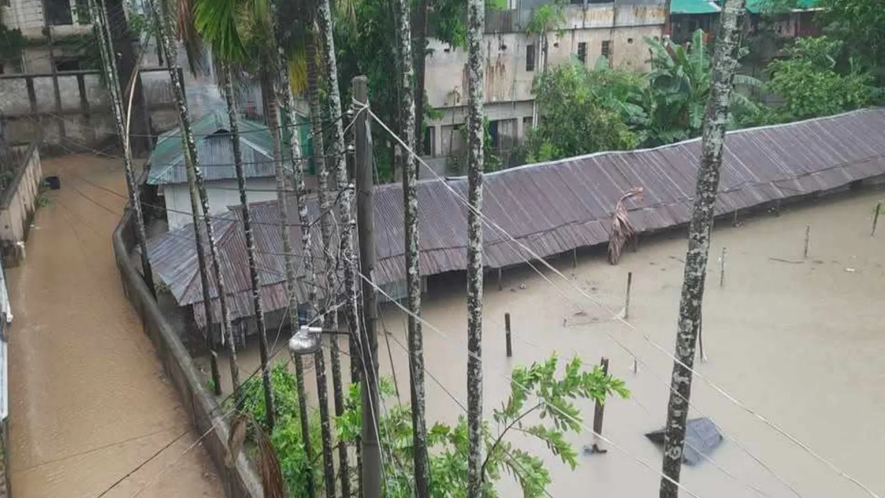 বান্দরবানে টানা বর্ষণ ও পাহাড়ি ঢলে শহরে জলাবদ্ধতা, বাড়ছে নদীর পানি