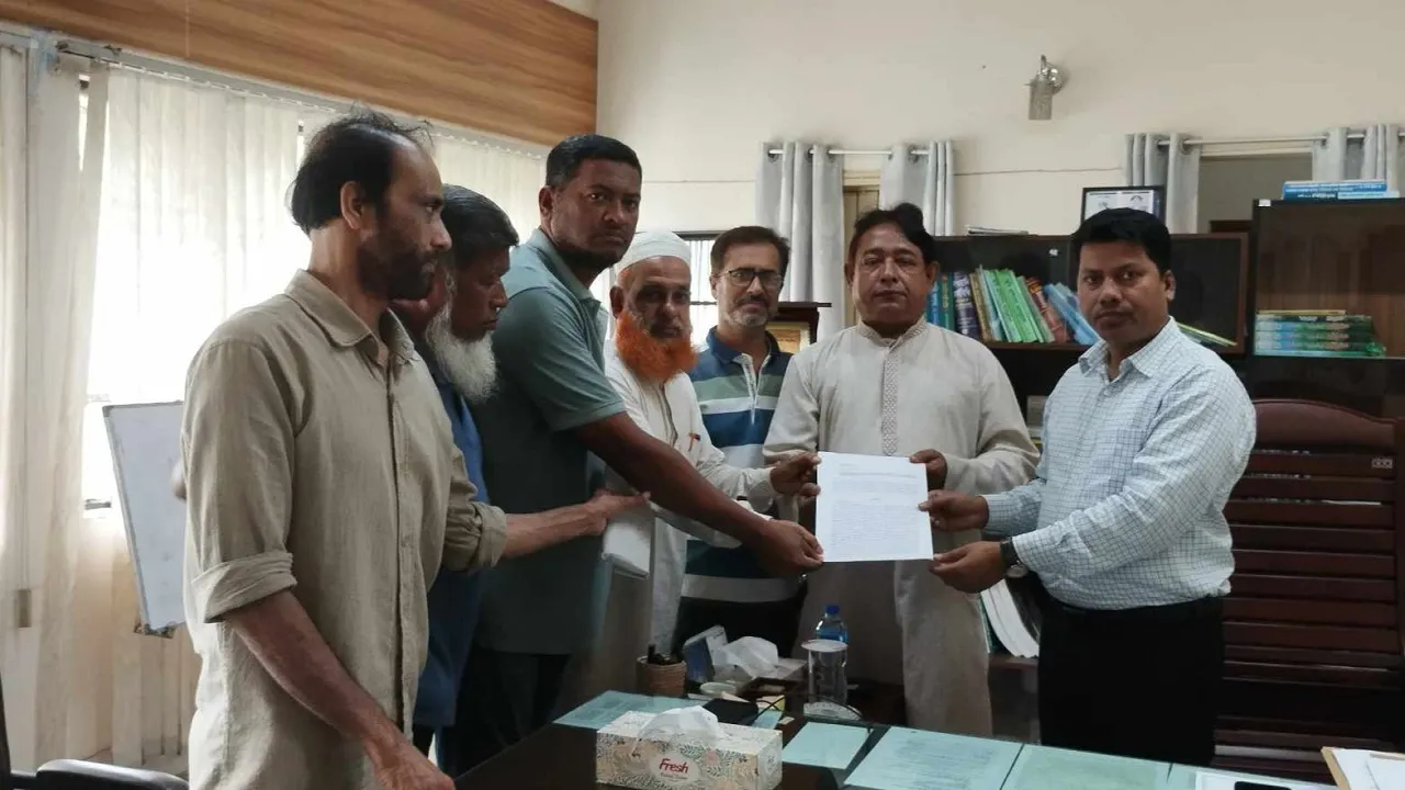 বান্দরবানে ৬ দফা দাবিতে বিভাগীয় কমিশনার বরাবর স্মারকলিপি প্রদান