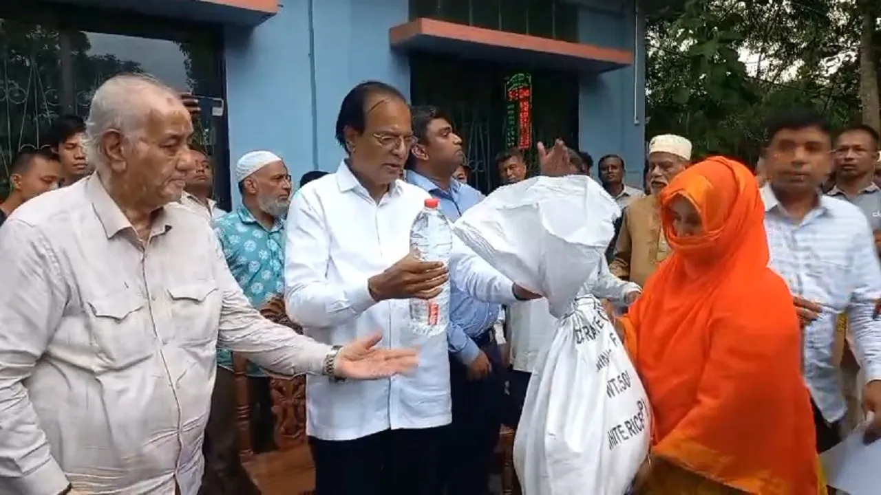 বান্দরবানে বন্যায় ক্ষতিগ্রস্ত এলাকা পরিদর্শনে দুর্যোগ ব্যবস্থাপনা ও ত্রাণ মন্ত্রী এবং বিদ্যুৎ প্রতিমন্ত্রী