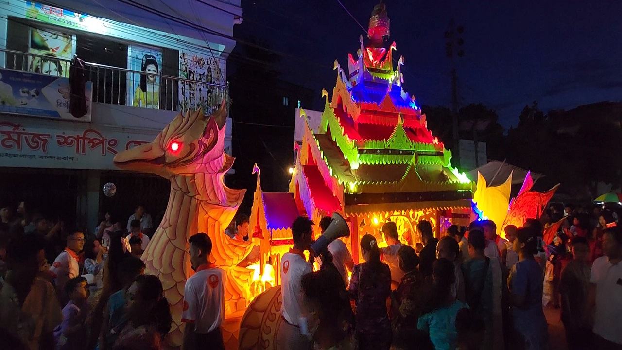 বান্দরবানের প্রবারণা পূর্ণিমার রথটানা উৎসবে রঙিন রথ