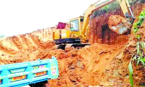 অবৈধ পাহাড় কাটতে গিয়ে মাটি ধসে শ্রমিক নিহত