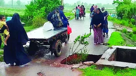 পাইকগাছায় স্লুইস গেটে ধস, প্লাবনের আশঙ্কায় তিন ইউনিয়ন