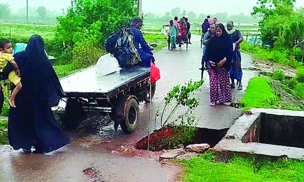 পাইকগাছায় স্লুইস গেটে ধস, প্লাবনের আশঙ্কায় তিন ইউনিয়ন