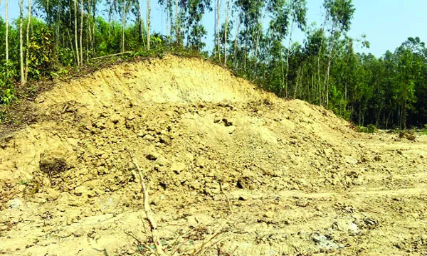 লোহাগাড়ায় গভীর রাতে পাহাড় কেটে সাবাড়