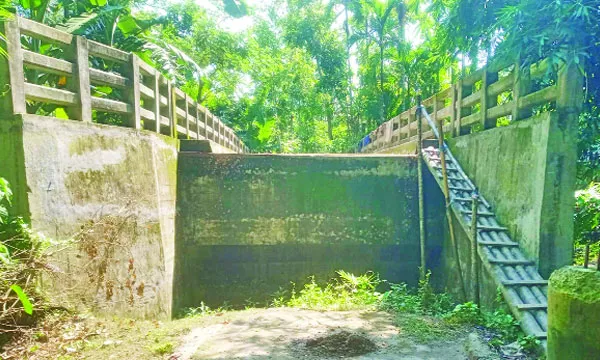৭ বছরেও শেষ হয়নি কোটি টাকার ব্রিজ সুপারিগাছের সাঁকোই ভরসা