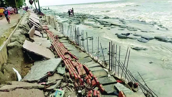 কুয়াকাটায় সমুদ্রে বিলীন হচ্ছে নির্মাণাধীন মেরিন ড্রাইভ