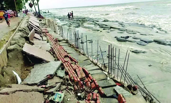 কুয়াকাটায় সমুদ্রে বিলীন হচ্ছে নির্মাণাধীন মেরিন ড্রাইভ