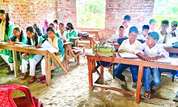 ভবন সঙ্কটে খোলা আকাশের নিচে শিক্ষা, ব্যহত হচ্ছে পাঠদান