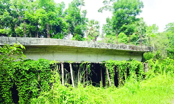 কাজ শেষ না করেই বিল তুলে নিলেন  ঠিকাদার, ৫ বছর ধরে ভোগান্তি