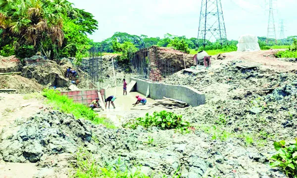 বিকল্প সড়ক ছাড়াই কালভার্ট নির্মাণ, জনদুর্ভোগ