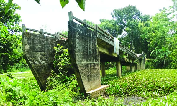 আট বছর ধরে ব্রিজ আছে সংযোগ সড়ক নেই