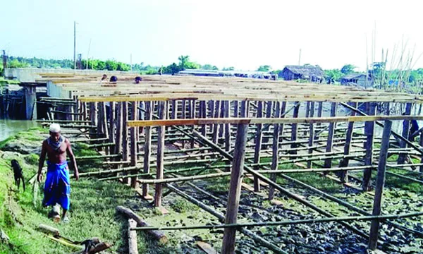 কাজ ফেলে উধাও ঠিকাদার  ভোগান্তিতে হাজারো মানুষ