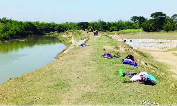 নদীর ঝুঁকিপূর্ণ স্থানে বালু উত্তোলন হুমকির মুখে বাঁধ ও ব্রিজ