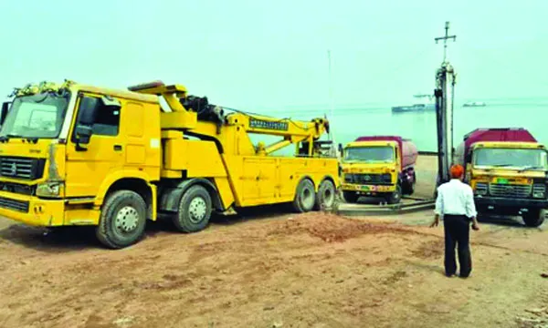 ঈদযাত্রায় দৌলতদিয়া-পাটুরিয়ায় ঘাট স্বল্পতা ও ফেরি সঙ্কট