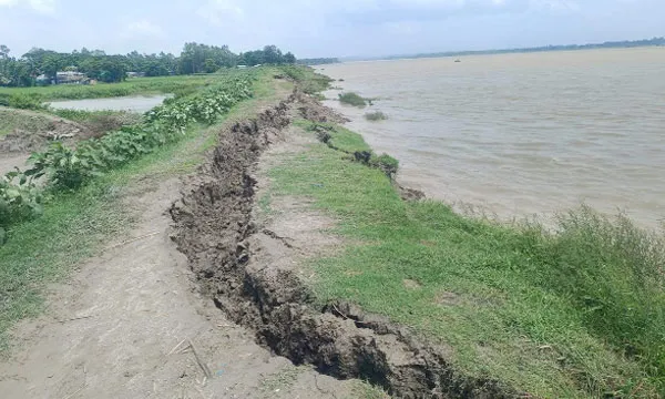 শঙ্খের ভাঙনে ঝুঁকিতে বেড়িবাঁধ আতঙ্কে উপকূলবাসী