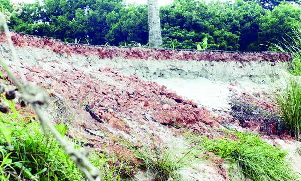 অবৈধ বালু উত্তোলনে নদীতে ধসে গেছে ৫০০ মিটার সড়ক