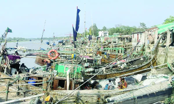 জ্বালানি সঙ্কটে চট্টগ্রামে আটকা হাজারো মাছধরা  ট্রলার