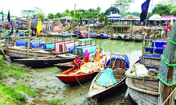 জ্বালানি সঙ্কটে বিপর্যস্ত উপকূলীয় মৎস্যপল্লী