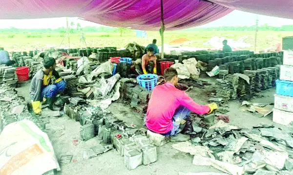 ময়মনসিংহে ব্যাটারি পোড়ানোর ধোঁয়ায় হুমকিতে জনস্বাস্থ্য ও ফসল