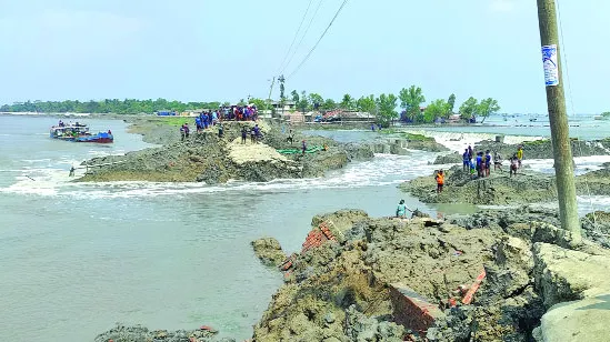 ভেসে গেছে ৪ শতাধিক চিংড়ি ঘের, ক্ষতি ১৩ কোটি টাকা