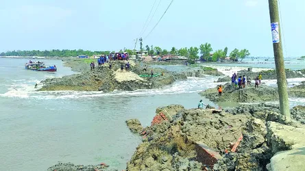 ভেসে গেছে ৪ শতাধিক চিংড়ি ঘের, ক্ষতি ১৩ কোটি টাকা