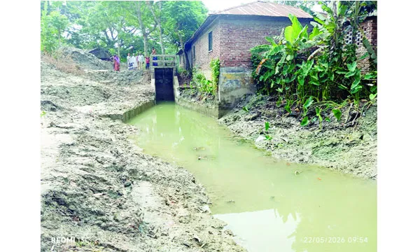 গৌরনদীতে অবৈধ স্থাপনা রেখেই খাল খনন, পানিপ্রবাহ নিয়ে শঙ্কা