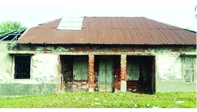 কয়রায় জরাজীর্ণ উপস্বাস্থ্য কেন্দ্রে তালা সেবাবঞ্চিত ৫০ হাজার মানুষ