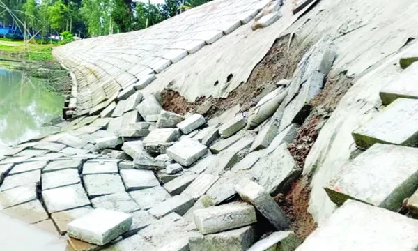 মধুপুরে নির্মাণের ১৫ দিনেই ধসে পড়ল নদীরক্ষা বাঁধ
