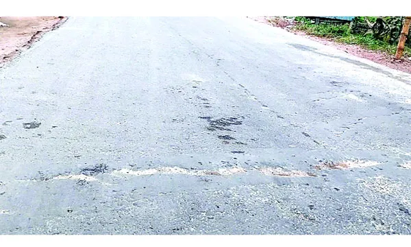চান্দিনায় ৯ কোটি টাকার সংস্কার শেষ না হতেই সড়কে ফাটল