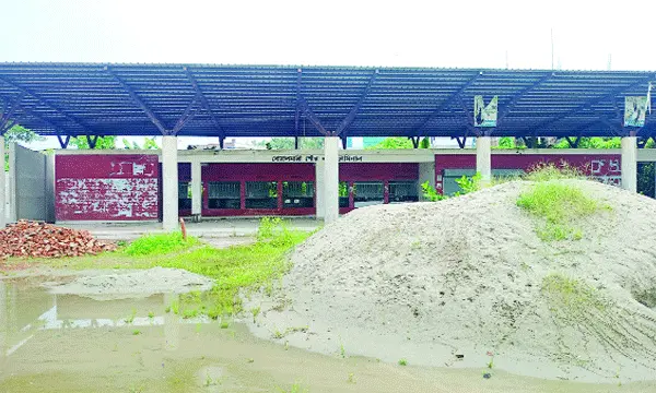 সিন্ডিকেটের দৌরাত্ম্যে অচল ৬ কোটি টাকার বাস টার্মিনাল
