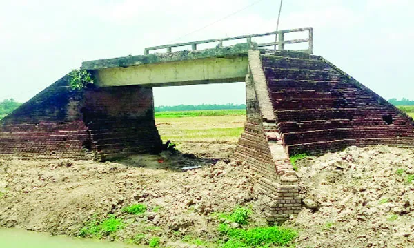 ৪০ বছরেও হয়নি সংযোগ সড়ক নলডাঙ্গায় দুর্ভোগে হাজারো মানুষ
