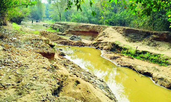 টাকার লোভে বালু বিক্রি অস্তিত্ব সঙ্কটে গ্রাম