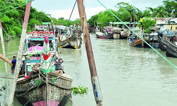 সাগরে মাছের সঙ্কট, বৈরী আবহাওয়া ও দাদনে বিপর্যস্ত জেলেরা