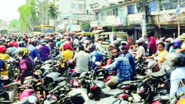 সাতক্ষীরায় জ্বালানি তেলের তীব্র সঙ্কট কালোবাজারে বিক্রির অভিযোগ