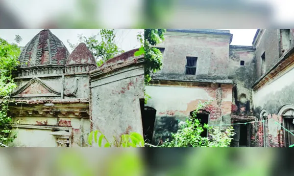 কালের বিবর্তনে ক্ষয়ে যাচ্ছে তাঁতিবন্দের জমিদার বাড়ি