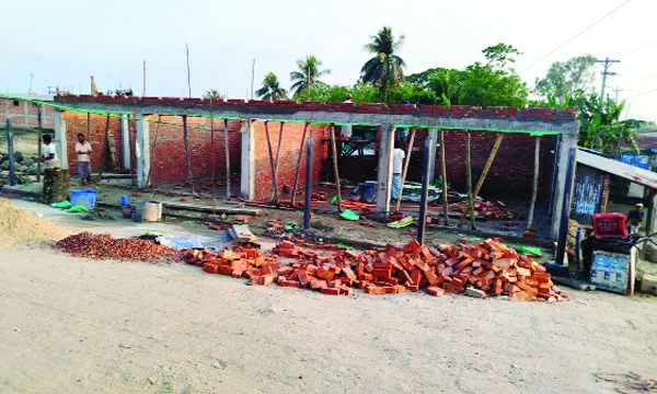 খাটখালীতে পাউবোর জমি দখল করে স্থাপনা প্রশাসনের নীরবতা