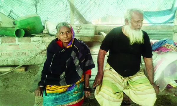 অন্যের খামারে থাকা বৃদ্ধ দম্পতির মানবেতর জীবন