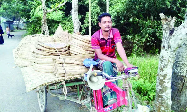 বাঁশের তৈরি পণ্য ফেরি করেই চলে সংসার