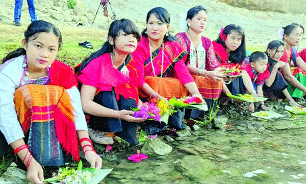 লংগদুতে নদীতে ফুল গজানোর মধ্য দিয়ে বিজু উদযাপন শুরু