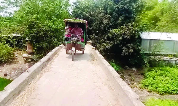 বকশীগঞ্জে রেলিংবিহীন সেতুতে ঝুঁকি নিয়ে চলাচল