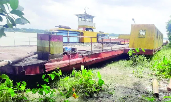 উজিরপুরে অব্যবহৃত পড়ে আছে কোটি টাকার ফেরি পন্টুন