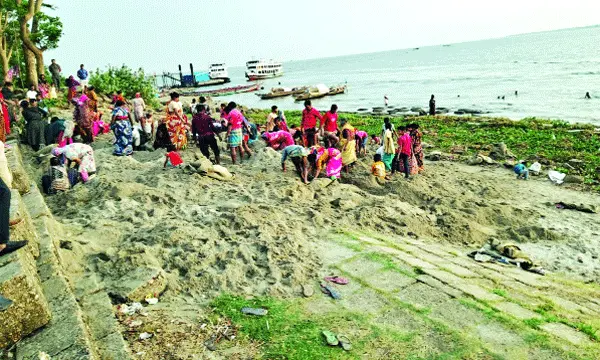 মতলব উত্তরে তীররক্ষা বাঁধের জিও ব্যাগ লুট