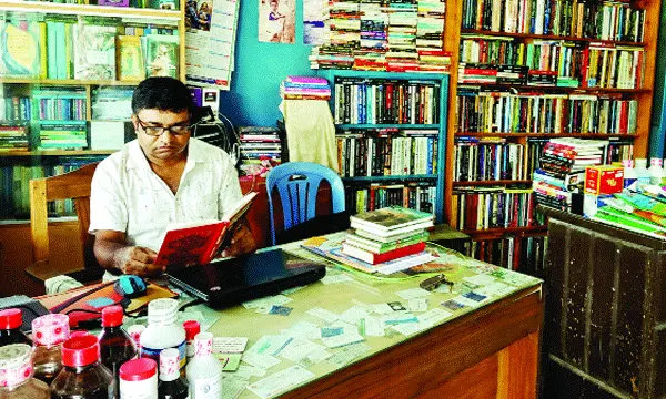 সারের দোকানে ১২ হাজার বই জ্ঞানের আলো ছড়াচ্ছেন বিজয়
