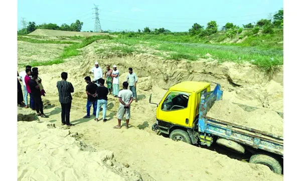 ফটিকছড়িতে অবৈধ মাটি বাণিজ্যে সিন্ডিকেটের দাপট