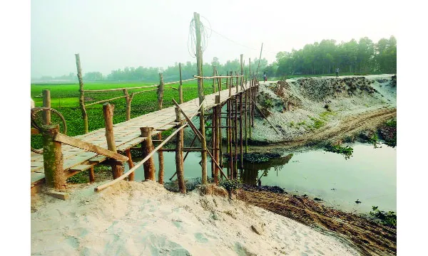 মাদারগঞ্জে সেতুর অভাবে ৫০ হাজার মানুষের দুর্ভোগ